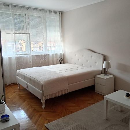 Red Square Apartment Пирот Экстерьер фото