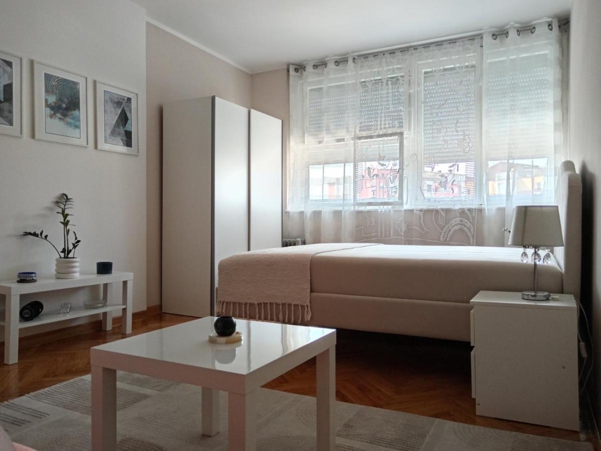 Red Square Apartment Пирот Экстерьер фото