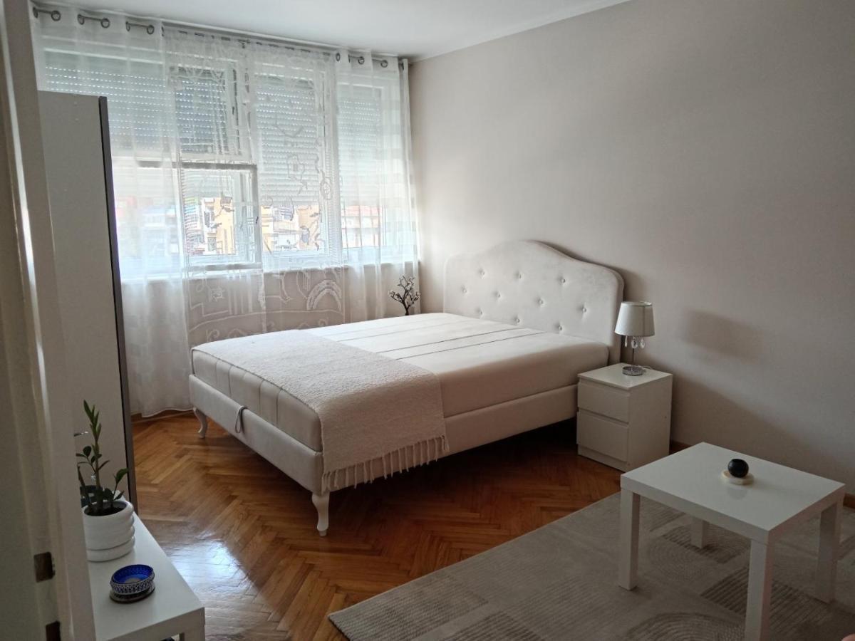 Red Square Apartment Пирот Экстерьер фото