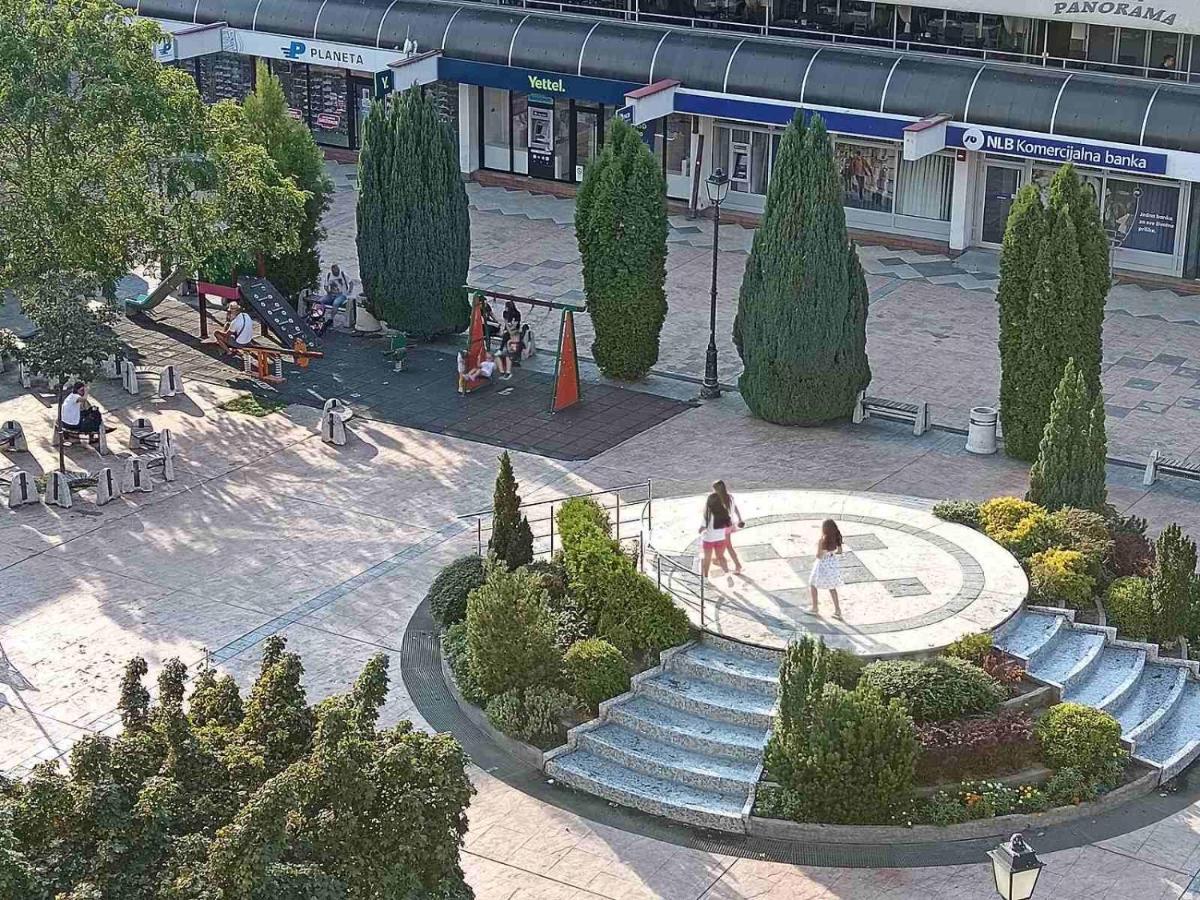 Red Square Apartment Пирот Экстерьер фото