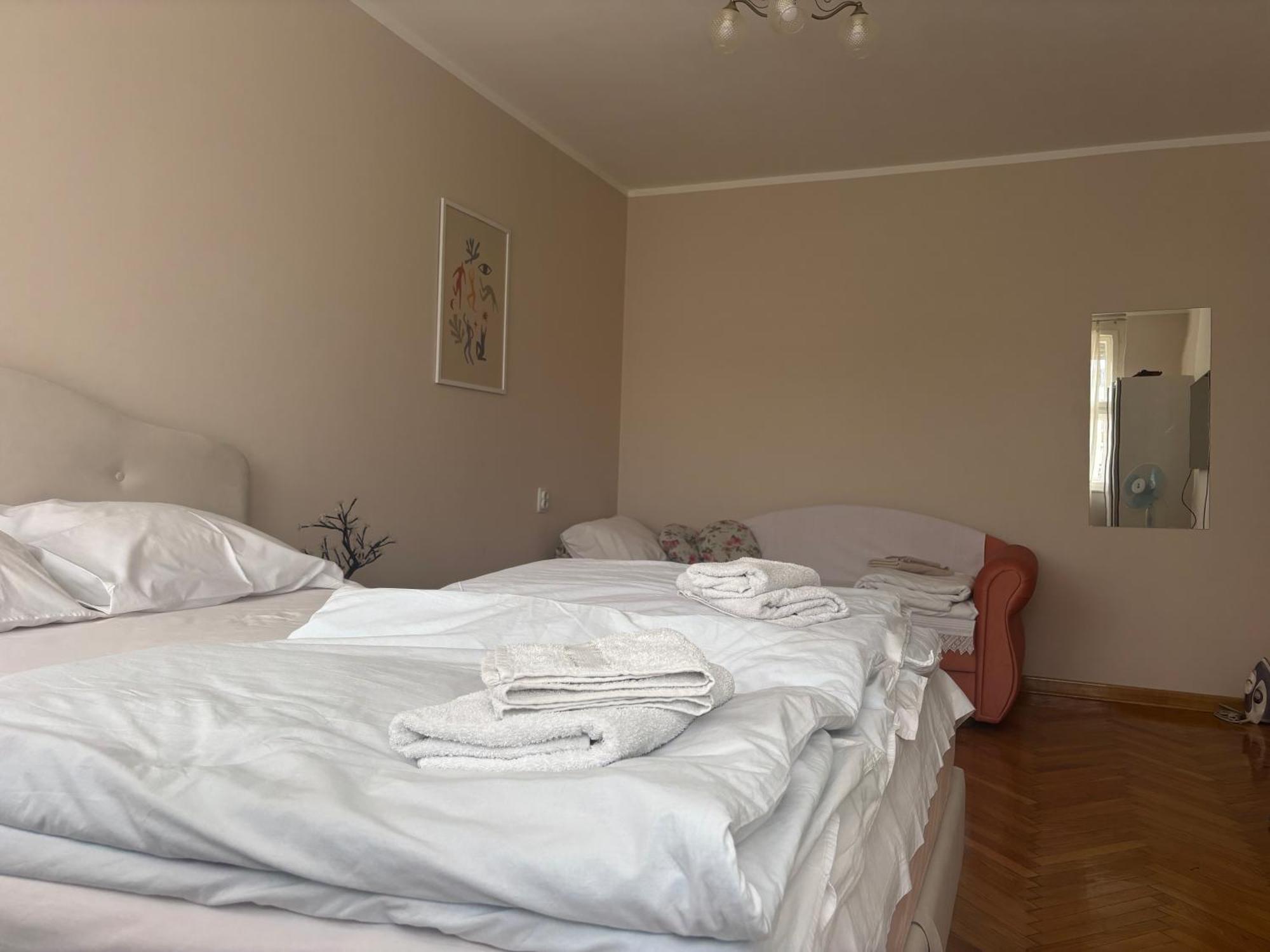 Red Square Apartment Пирот Экстерьер фото