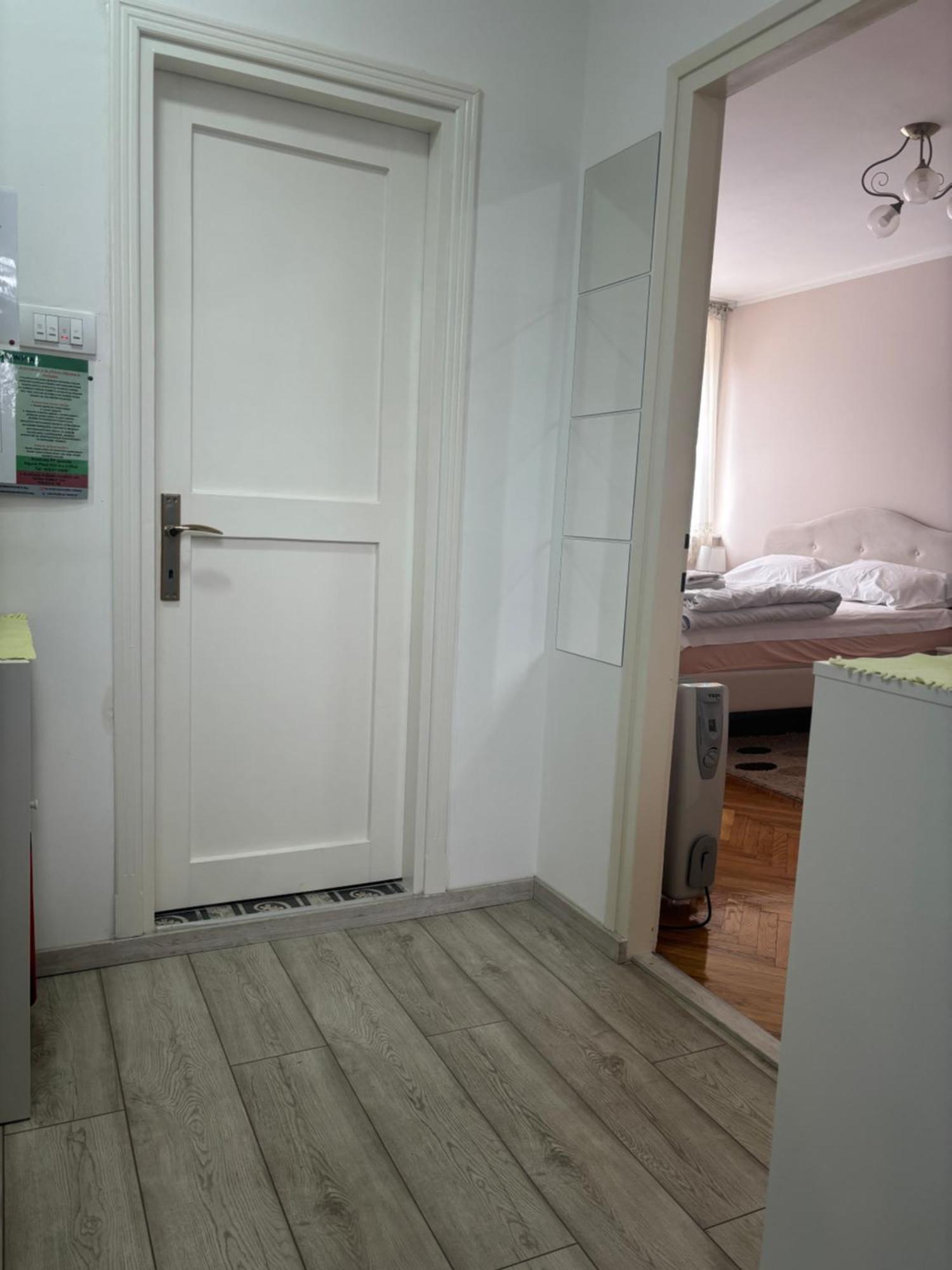 Red Square Apartment Пирот Экстерьер фото