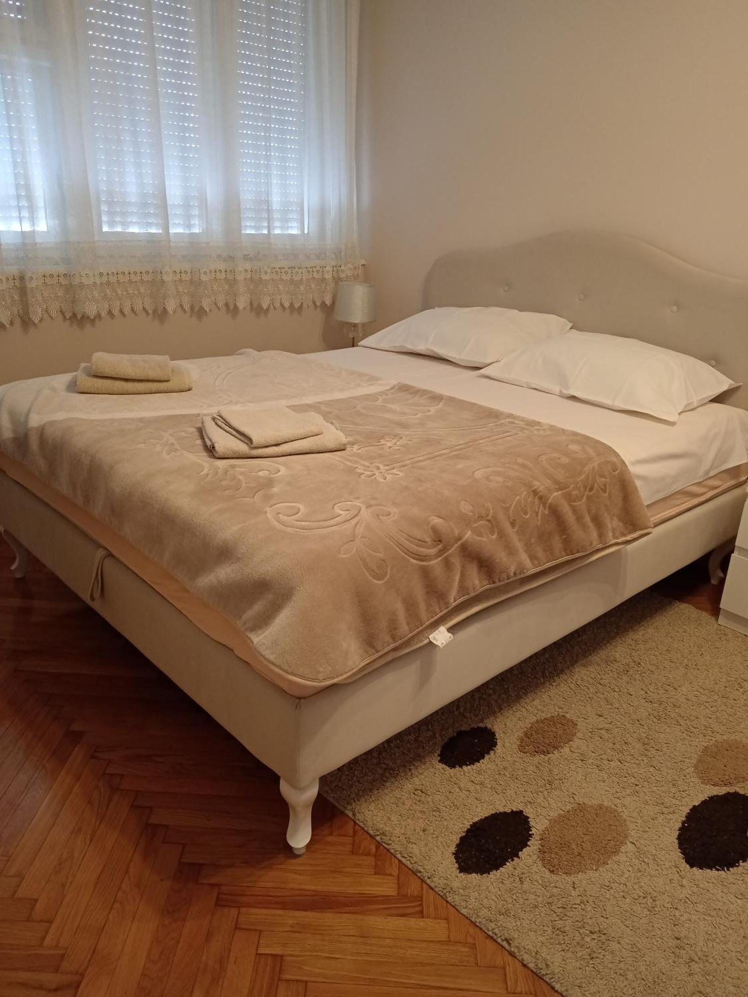 Red Square Apartment Пирот Экстерьер фото
